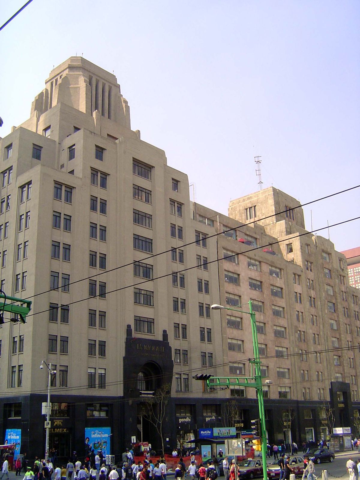 Temples from the 1930s: Telmex and Sears.