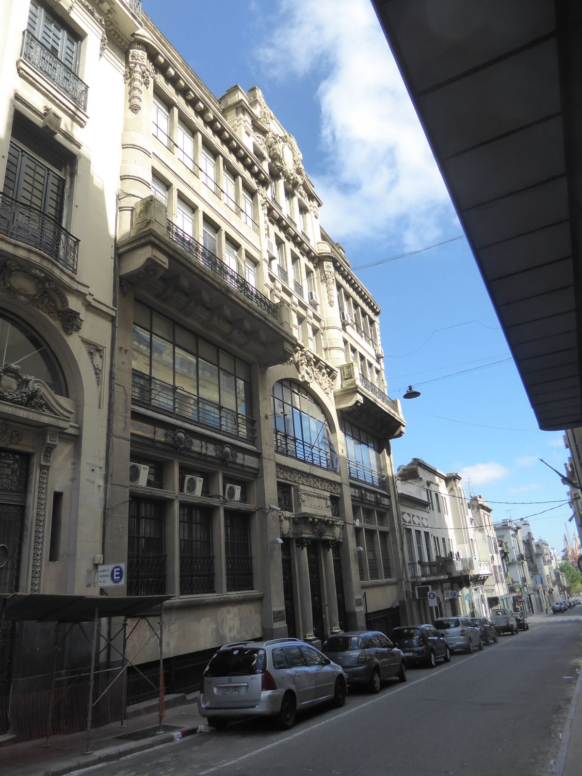 Is there a hint of Art Nouveau here on Itazuingo between 25 de Mayo and Calle Cerrito? Designed by H. Ebrard and Camille Gardelle, when fini