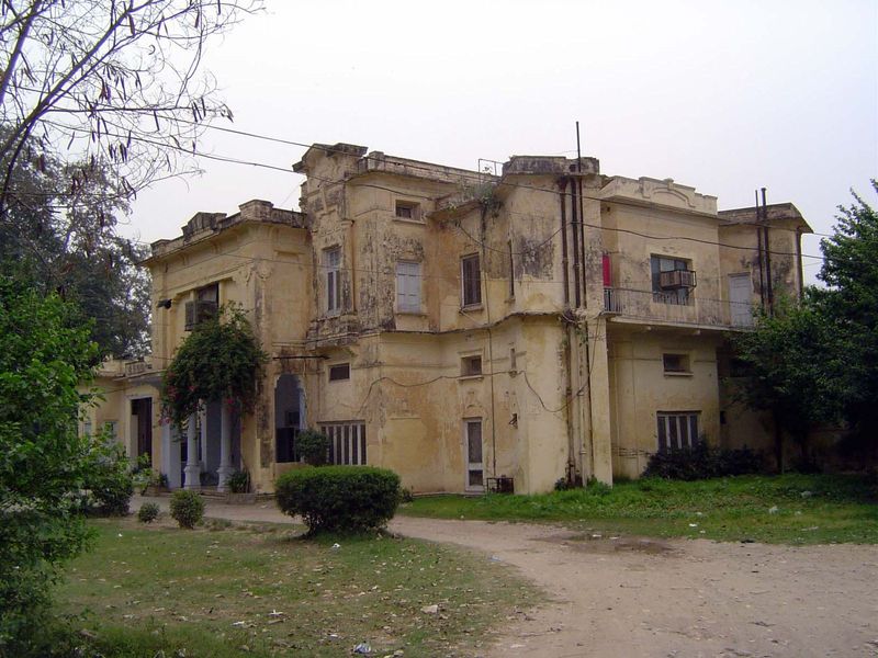 Houses were divided into Class A, B, and C, with respectively larger and smaller lots. The Society itself acted as a builder and offered a h