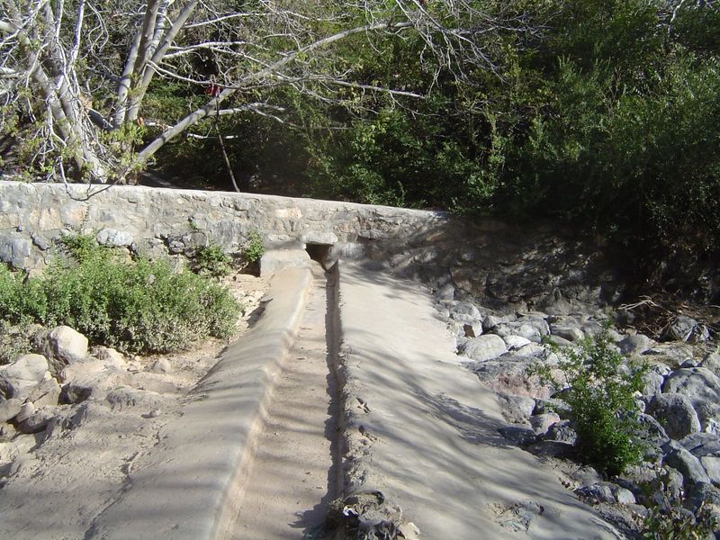 A low-capacity irrigation ditch crossing the wadi.