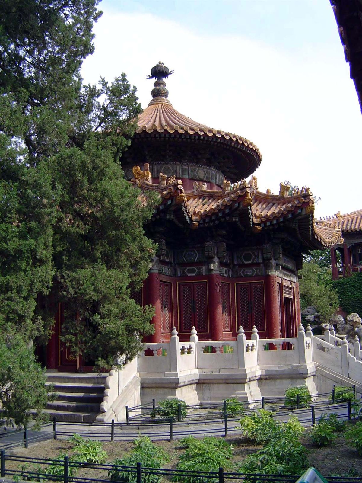 That circular caisson is from this building in the Palace Rear Garden, the Pavilion of a Thousand Autumns Qianqiu. Almost needless to say, i