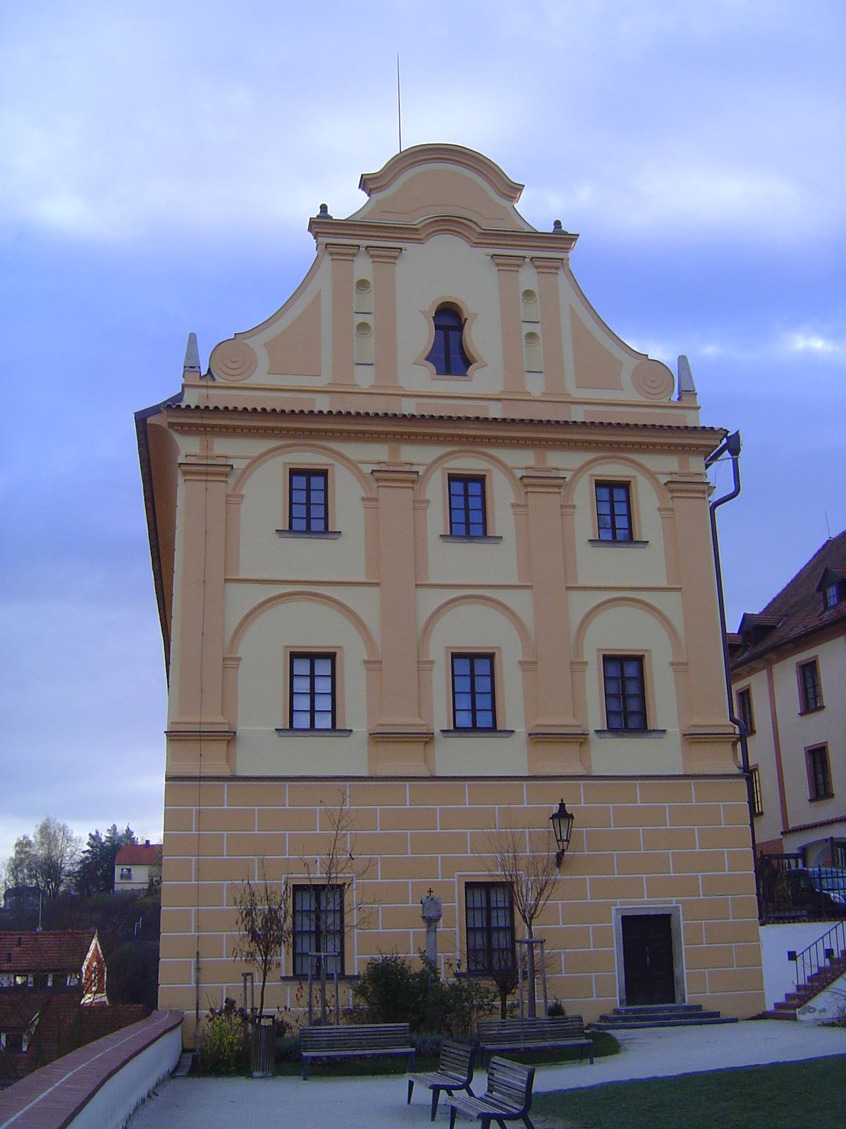 Another view of the seminary-turned-museum.