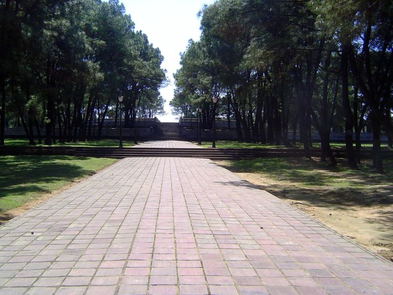 On the other side of the river, a path leads to the Royal Arena, built in 1830 to stage battles between declawed tigers and elephants repres