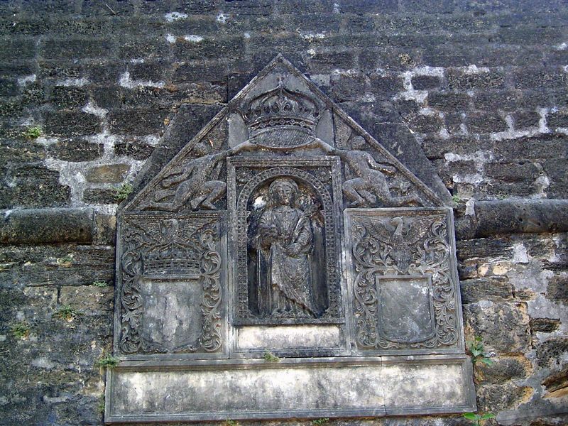 St Lucy Luzia stands over the passage. She is protected by angels holding a crown. The missing inscriptions recall the date 1649 and the ord