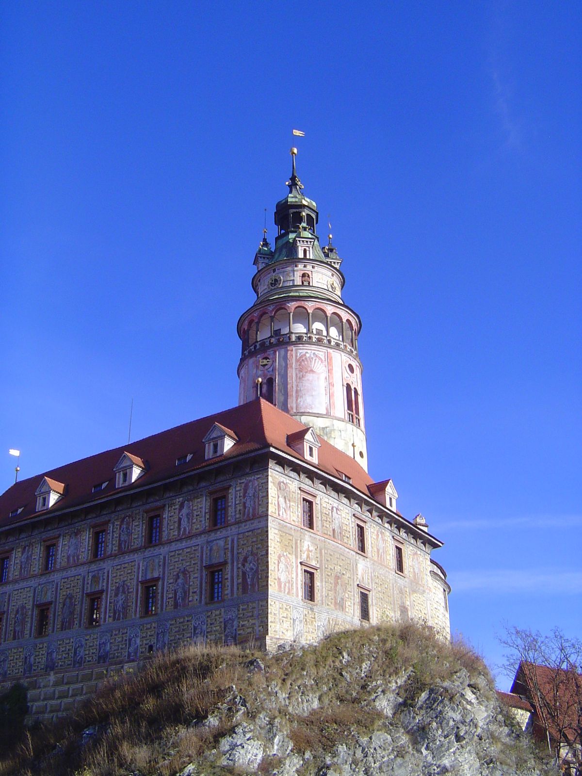 The oldest part of the castle, with the tower, was renovated in 1580; the paint is from the mid-1990s.
