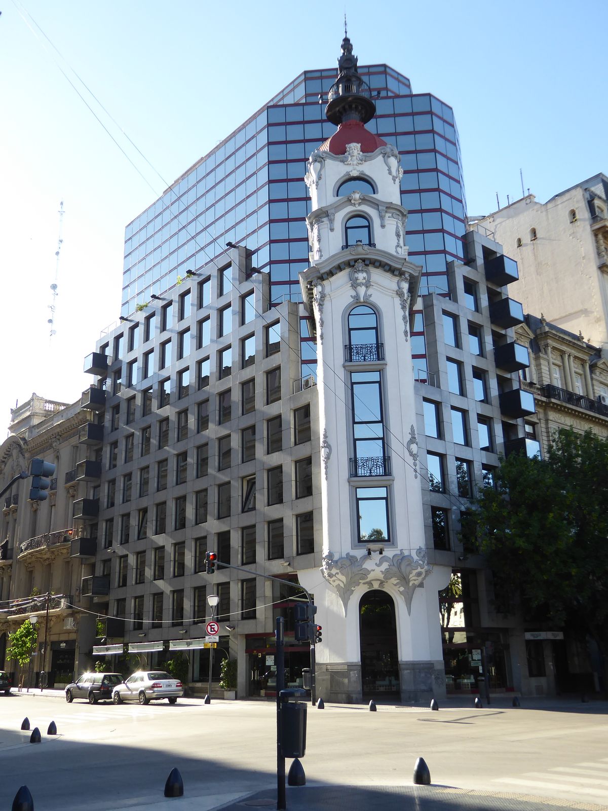 Seven blocks north but still on Callao, here's what's left of one in the Art Nouveau style. Completed in 1909, it was called the Palacio Cos