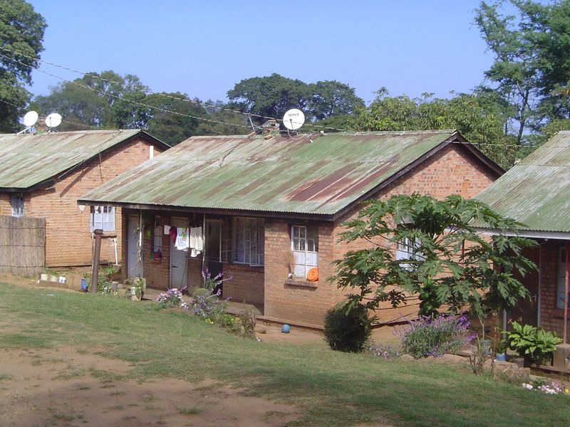 Simpler houses on the grounds.