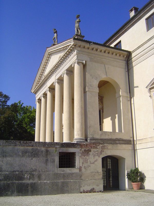 The southeast face. Try telling them apart! Old photographs show that the columns are of plastered brick, not stone. See those in Camillo Se