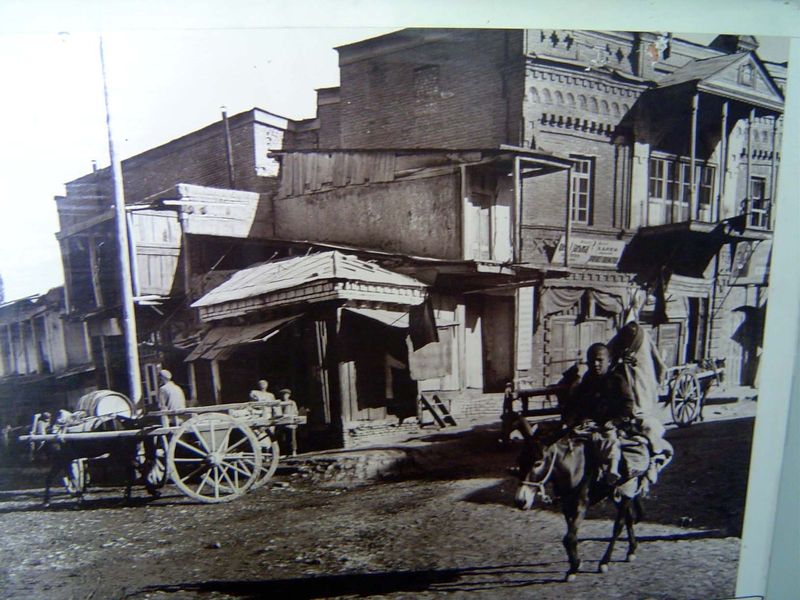 An old photograph of a Russianized Samarkand street.
