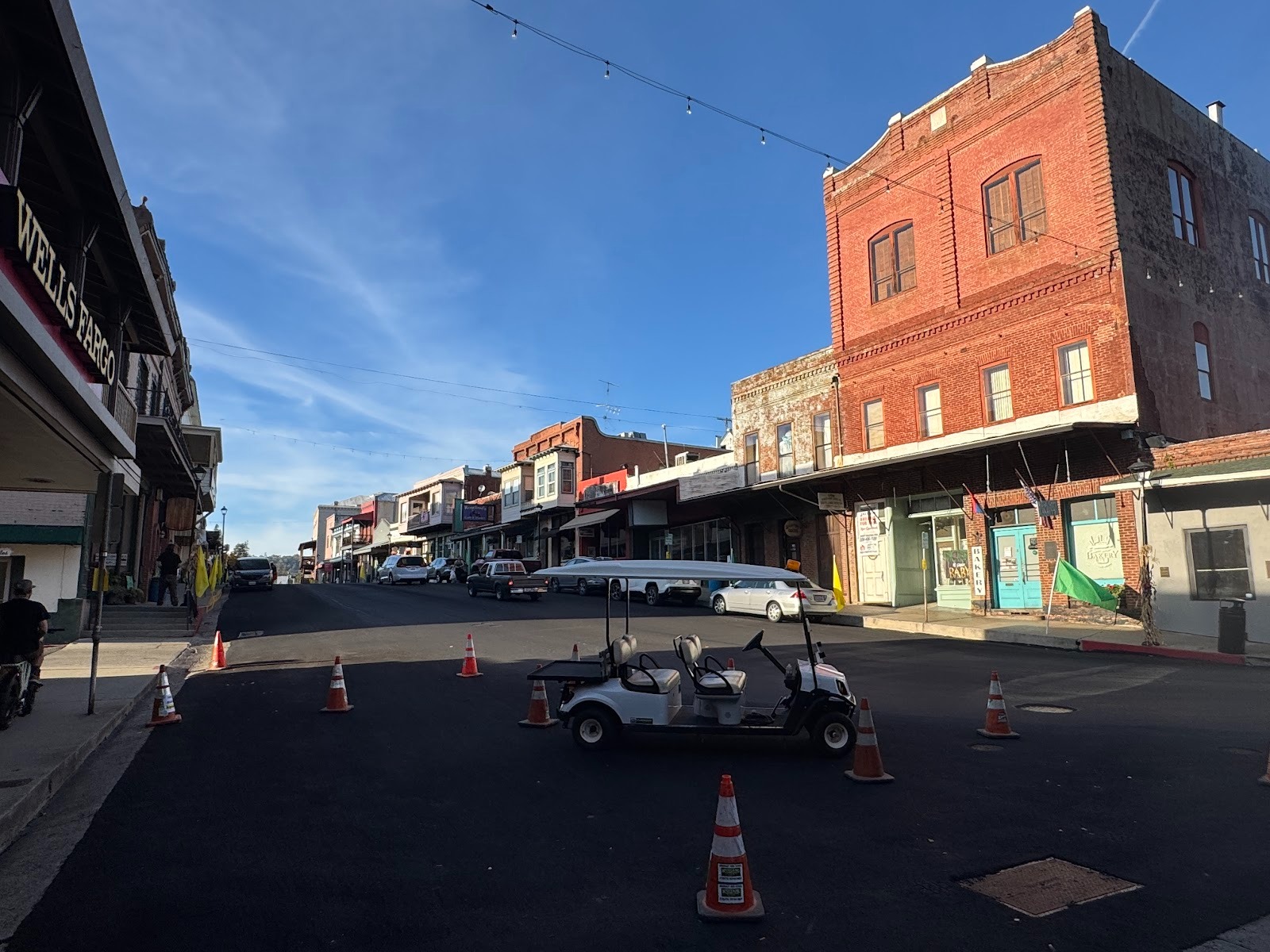 Looking up Main Street from the hotel.  It's late in the day.  That's another IOOF building on the right, again with a third floor added aft
