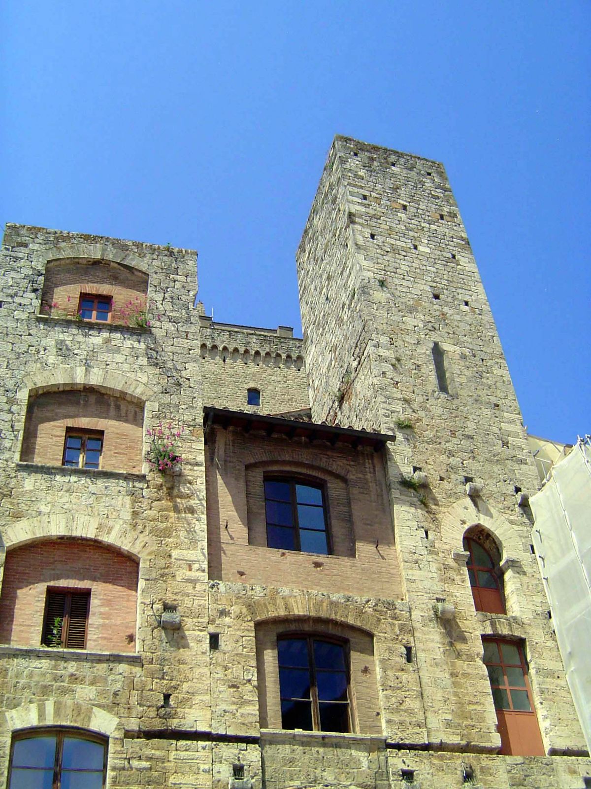 The Ardinghelli were arguably the town's leading family. The tower was originally twice this tall.