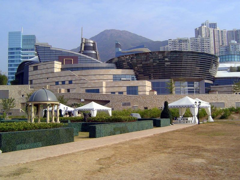 Around on the west side of the island, at Telegraph Bay, is Cyberport, owned by the Hong Kong Special Administrative Region. The project was