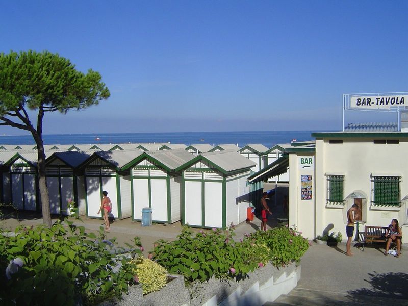 Ah, Nature! A hut facing the beach rents for 80 Euros a day—one on this side costs 60. What a bargain! Venetians rent them for the summer, p