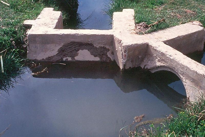 A "pucca nucca," or well-built channel divider. A little mud and the circular plug can be moved from one side to the other. Will the farmers
