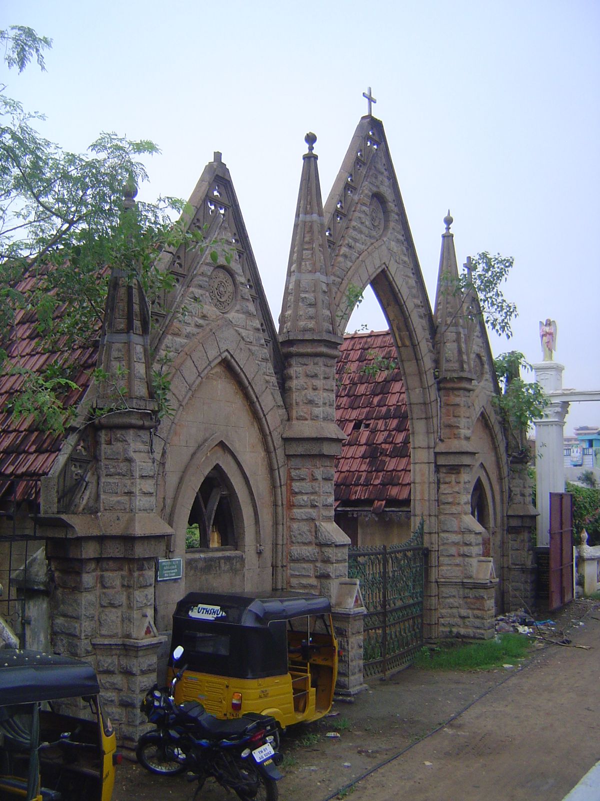 The entrance, almost identical with the entrances to the city's other Christian cemeteries.