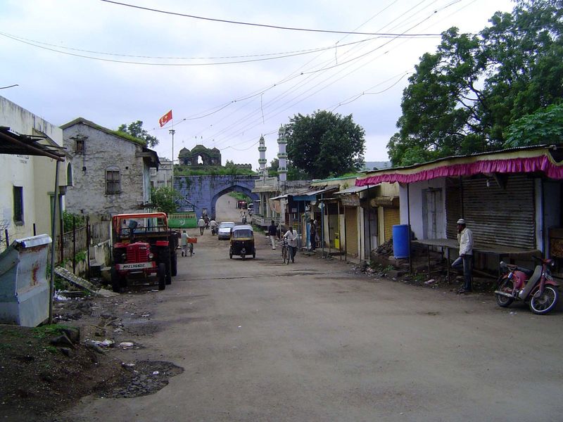 A little over 10 miles to the northwest, there's the semi-wreck of a town called Rauza. It's alternatively called Khuldabad, or Heavenly Abo