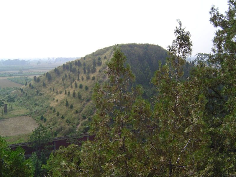 Surrounding Qianling are 17 attendant tombs, including this one.