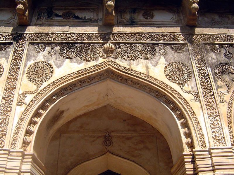 The decoration is in lime plaster.