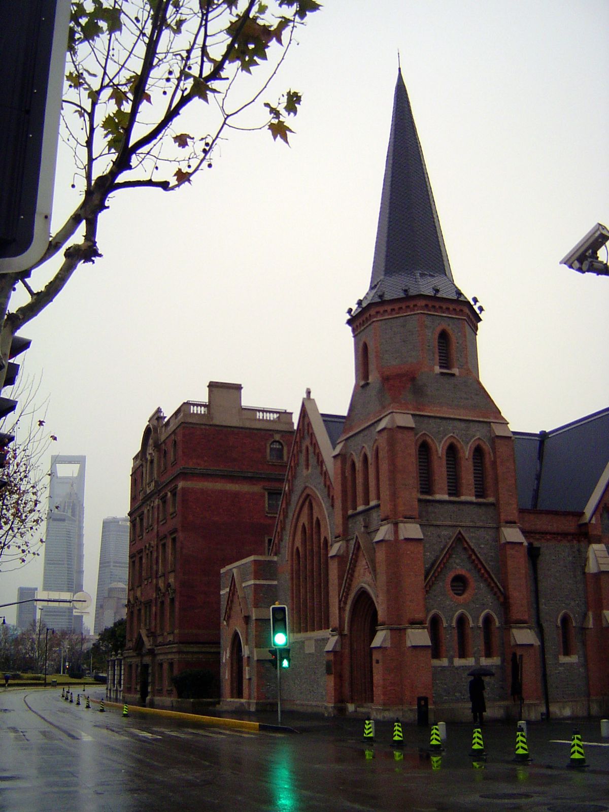 The former Union Church, a Protestant church bordering the creek, was confiscated in the 1950s and made into offices. Later it was almost de