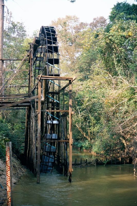 A breath of the here-and-now: both Thommanon and Chao Say Tevoda lie in the half-kilometer gap between the Victory Gate and the Siem Reap Ri
