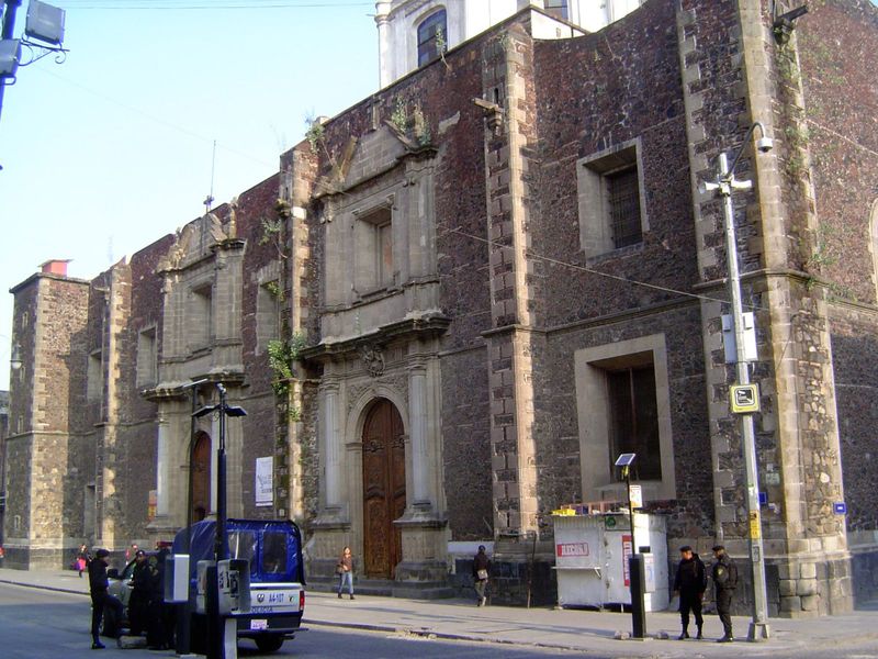 Another example of building with that rock, this is the church of the former Convent de Santa Ines, disbanded in 1861. Completed in 1770, th