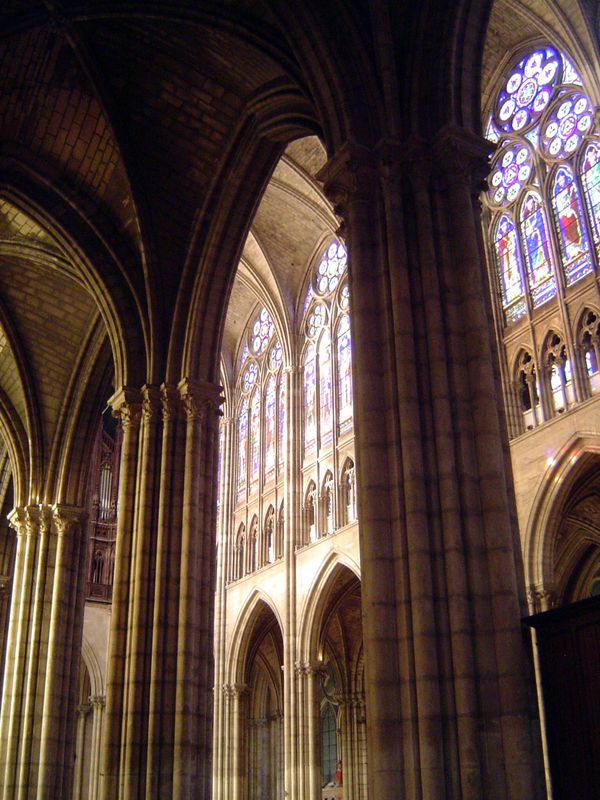 By the time of Suger's death in 1151, only the foundations of the nave were complete. Work on them resumed in 1231, at which time the transe