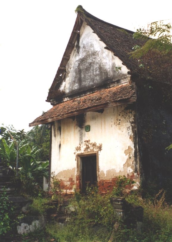 On the island you'll find abandoned buildings like this.