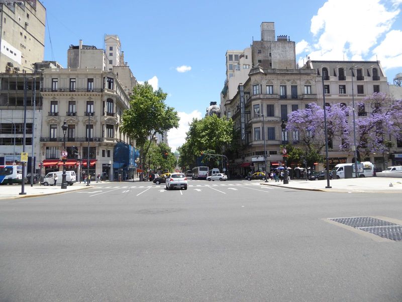 We've come down a couple of more blocks to the Avenida 9 de Julio. What can we say except "Hold hands, children."

Named for Argentina's Ind
