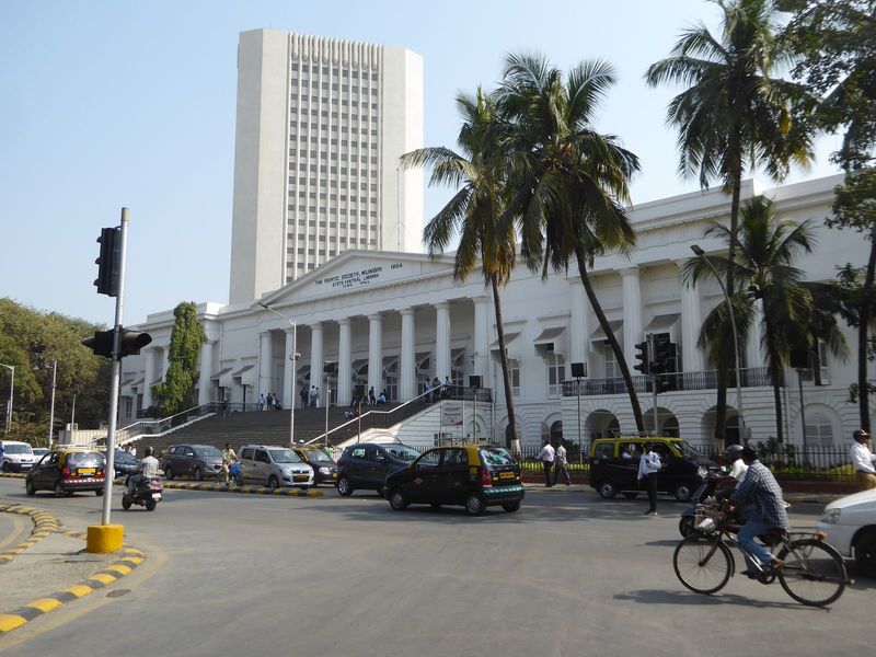 At the east end of the park there's the old town hall, backed up by the highrise Reserve Bank of India.