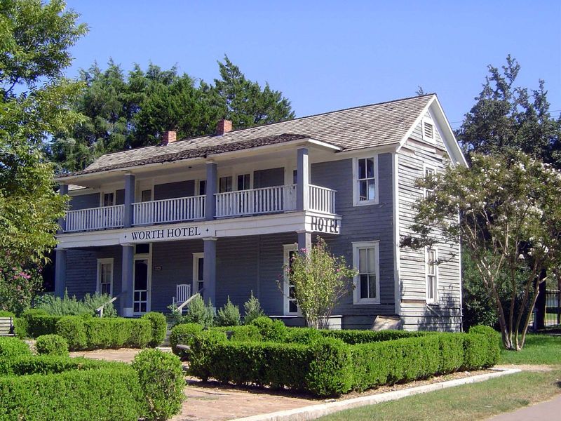 Just for comparison, here's a hotel that opened a decade earlier in Carrollton, about 15 miles to the north. By 1908, the Cottonbelt, Katy, 