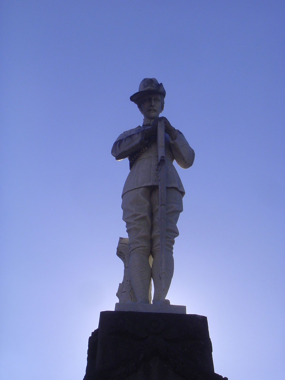 The first contingent of New Zealand troops to fight overseas set out for South Africa at the end of 1899. Of the 6,500 men who went, about 2