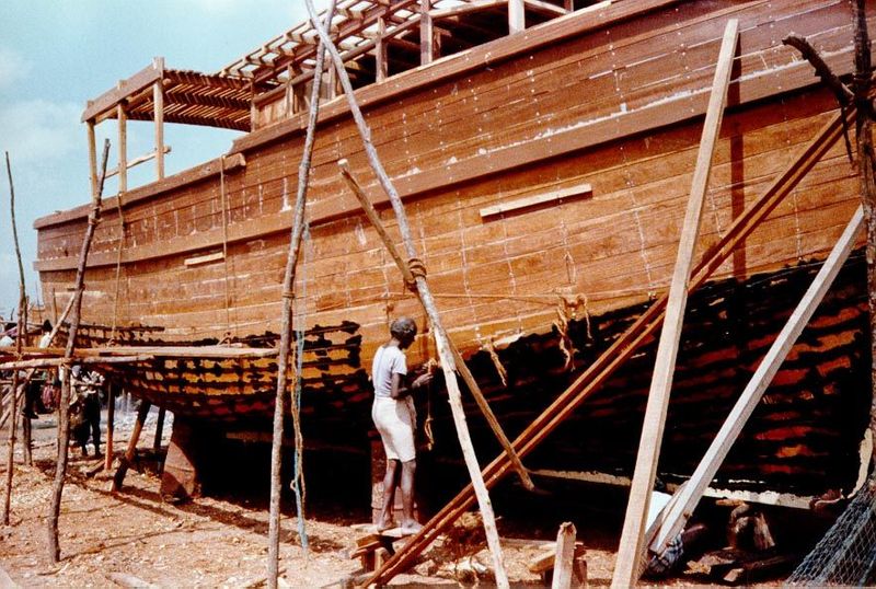 One use for such rope: caulking is forced between ship timbers at a yard near Machilipatnam, at the mouth of the Krishna. The seams are then