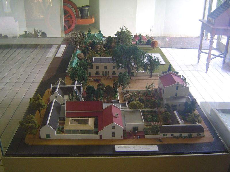 The oldest of the four is the one-story house at the lower right, the Schreuderhuis from 1709. Kitty-corner to it is the H-shaped Bletterman