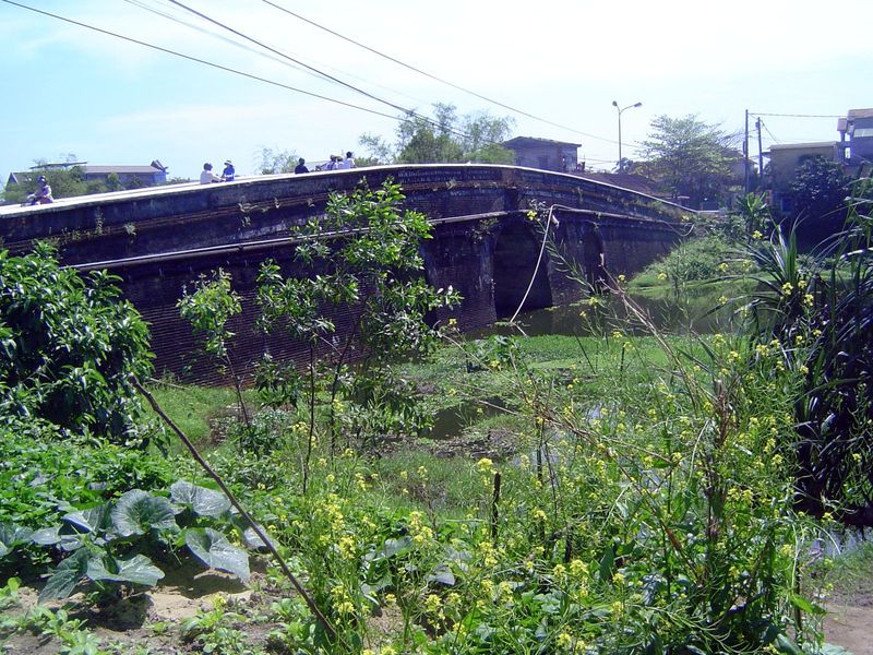 The Ngu Ha Canal runs through the citadel north of the imperial enclosure.