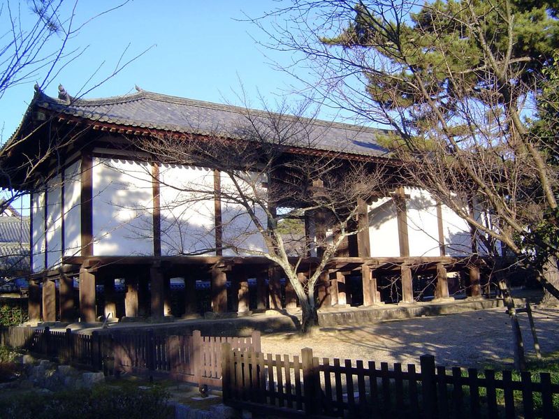 The adjoining building is the kofuzo, a treasure storehouse, in this case plastered to resist fire. More commonly, such buildings had unplas