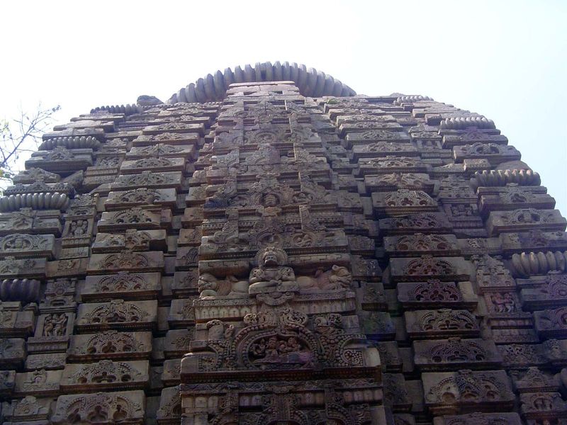 The tower is convex and composed of projecting and recessed blocks whose pattern in later temples becomes still more complex.
