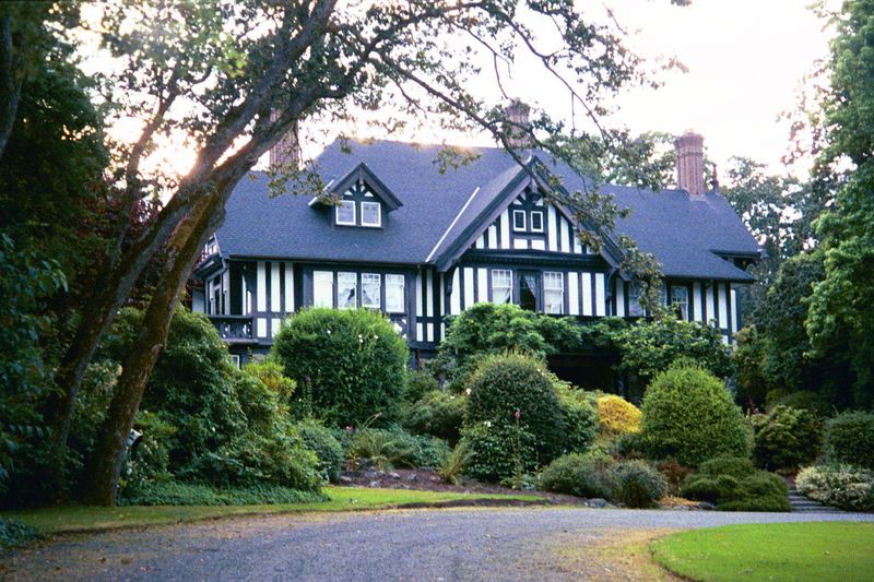 This time, shrubbery is allowed to hide the lower floor, as though the owners didn't wish to preen.