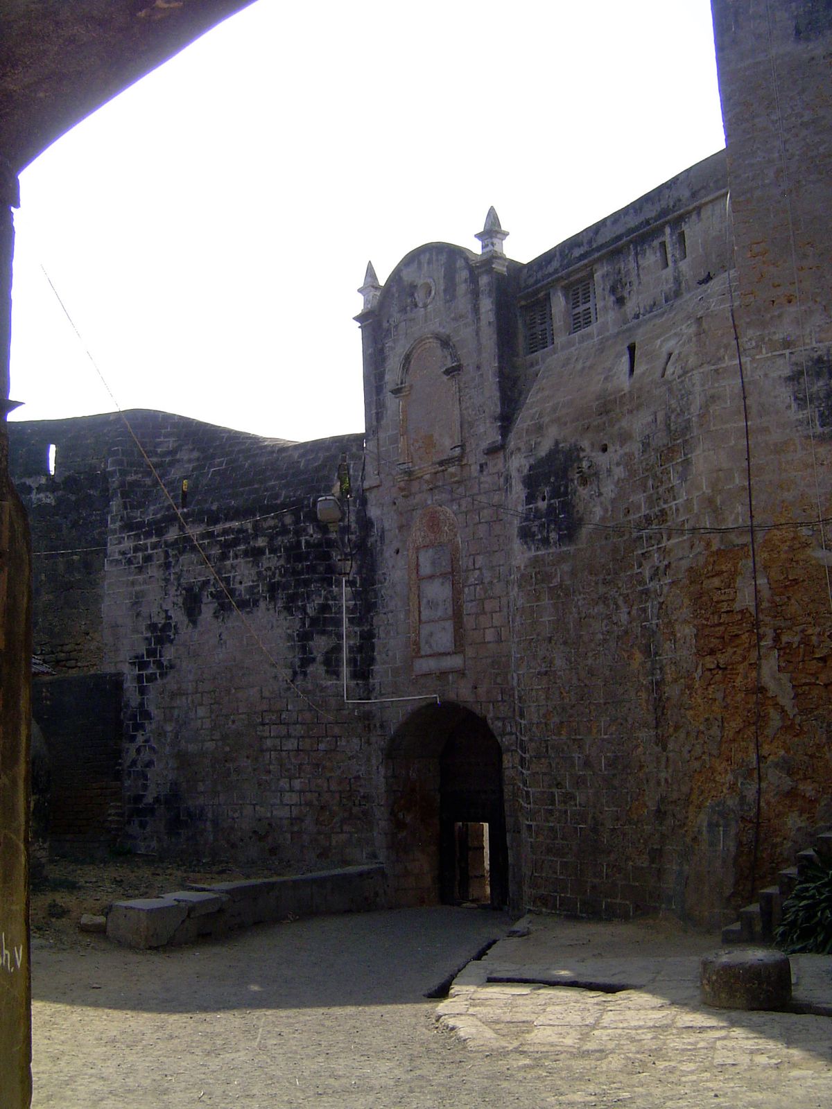 The second gate, the porta principal.