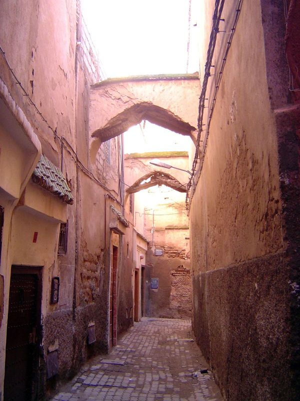 Off the main streets, scores of blind and branching alleys lead to courtyard homes. James Grey Jackson came by in 1810 and wrote: "Some of t