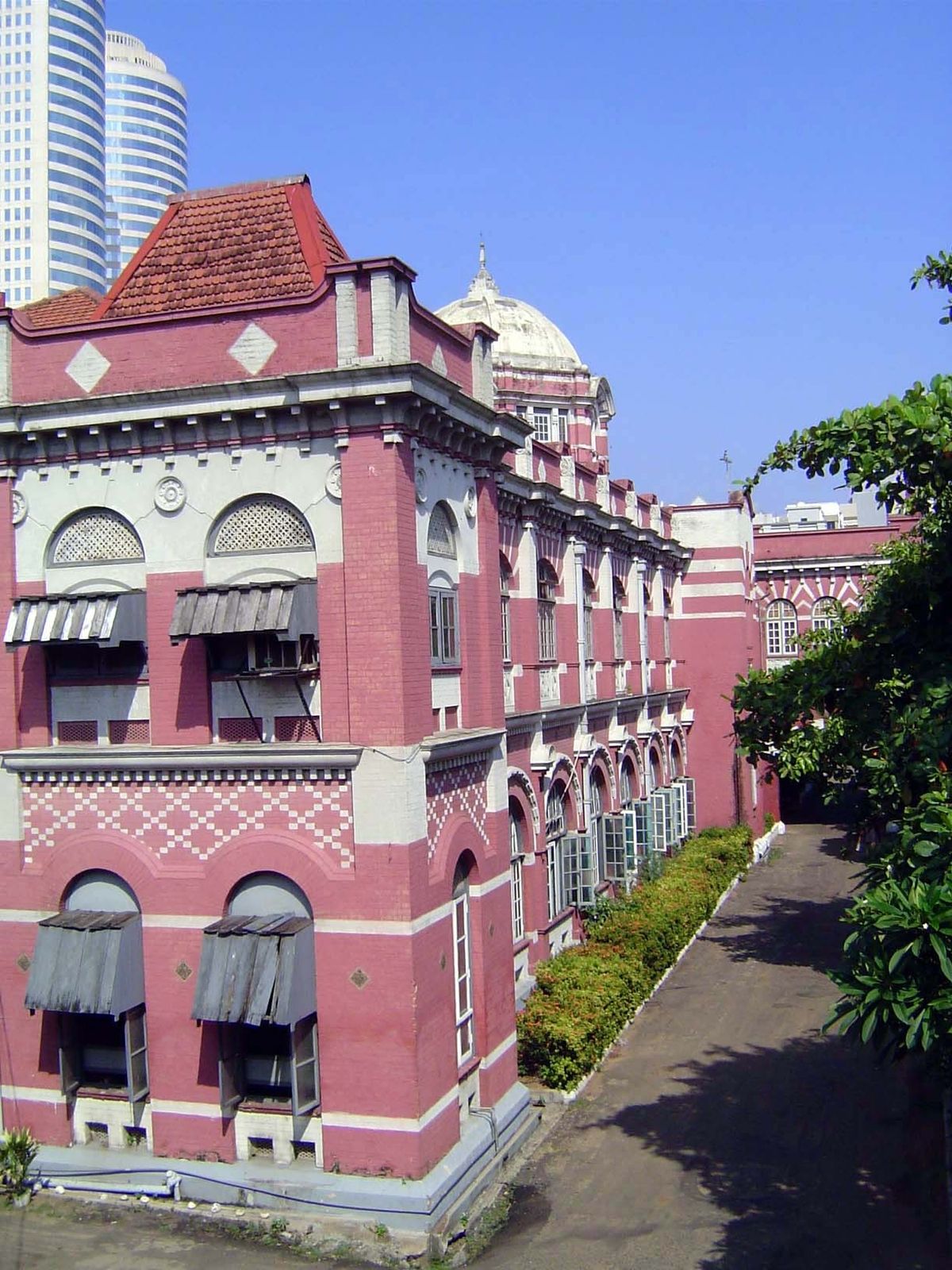The former headquarters of the Public Works Department. Built in 1908, it now houses the next-to-invisible Tourist Police.
