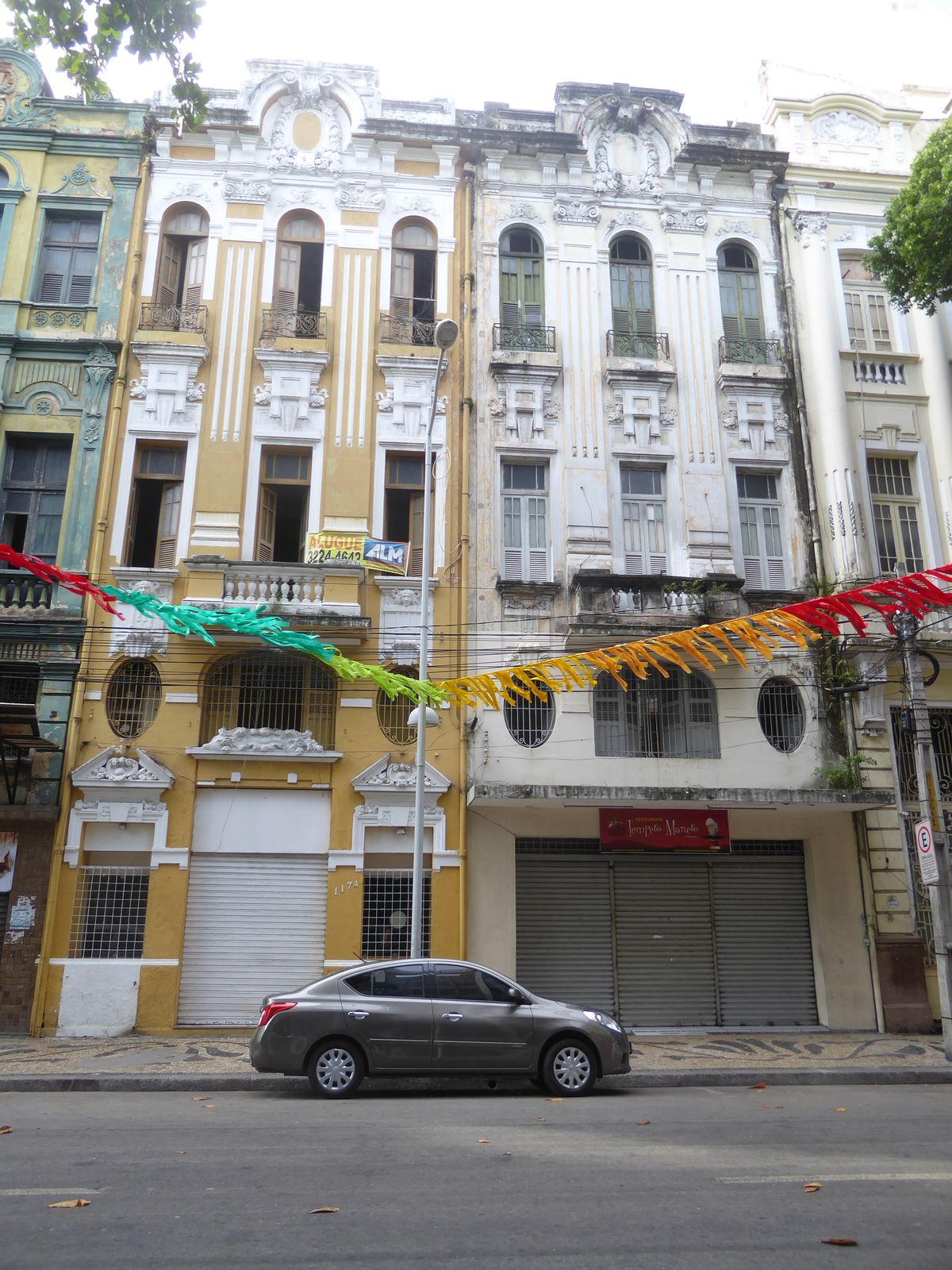 Townhouses or sobrados could be adapted either to residential or commercial use.
