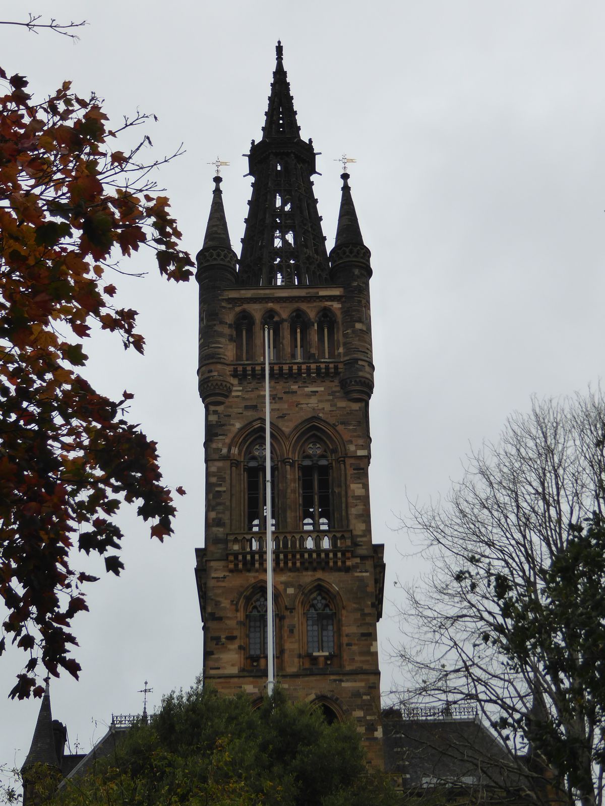 Did the authorities have to hire a British architect to design the then-new campus of the University of Glasgow? They hired that most presti