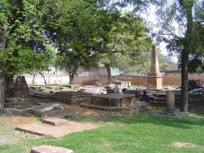 A couple of blocks to the south, the Lothian Road Cemetery is nearly in ruins. Its graves date from 1808 to 1867 and include many victims of