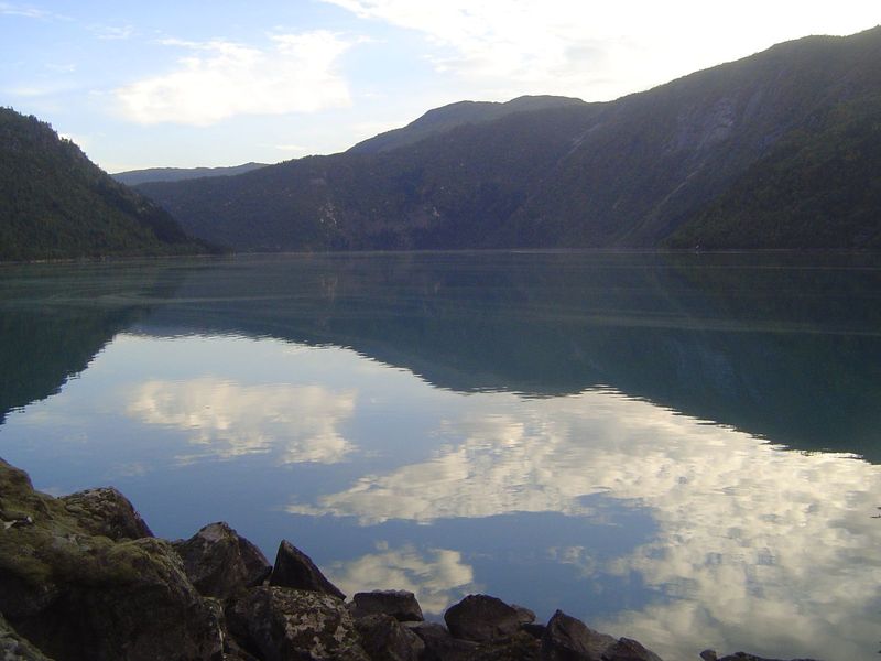 Parallel to the Lustrafjord but at a higher elevation, the Veitastrond Lake, or Veitastrondavatnet, empties into a short river.