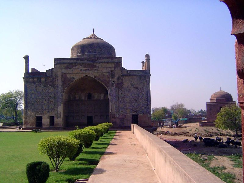 Shukrullah's tomb. Where's the tile, you ask? The sad answer is, "mostly gone."