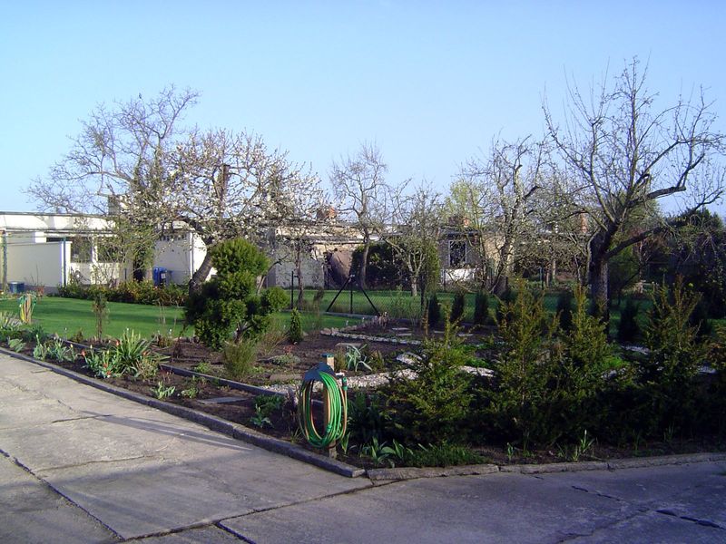 All the houses have large backyards, which extend to an alley.