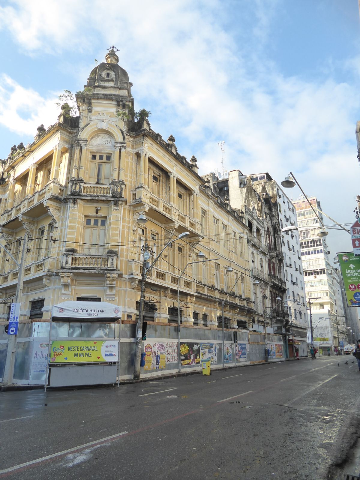 Although business was supposed to stay down in the cidada baixa, it crept up top. Here, across from the Rio Branco palace, is the Bahia Trad