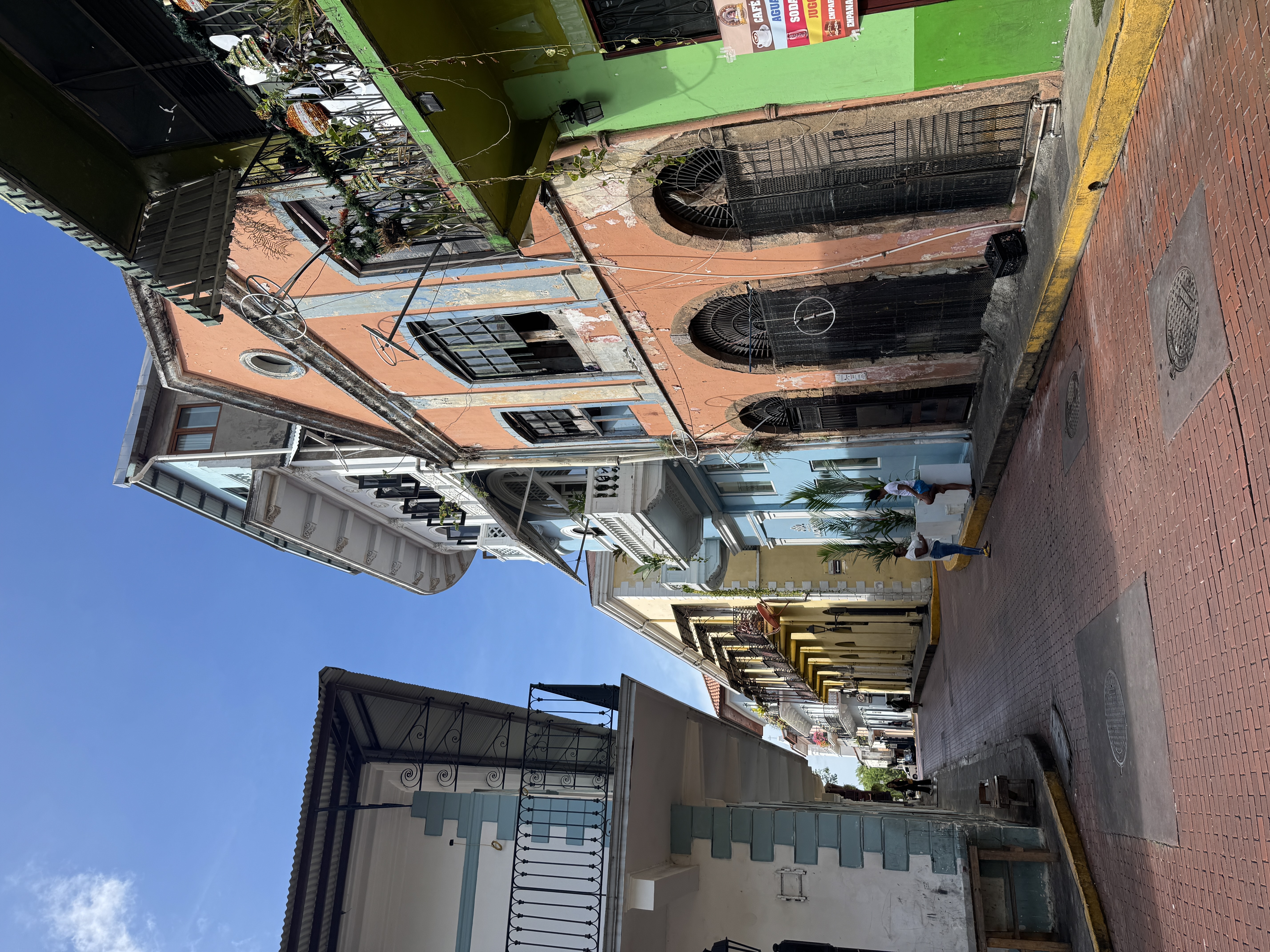 There are charming streets, so long as you're not driving.  A doctor passing through from Chicago in 1900 noticed that "the external tints o