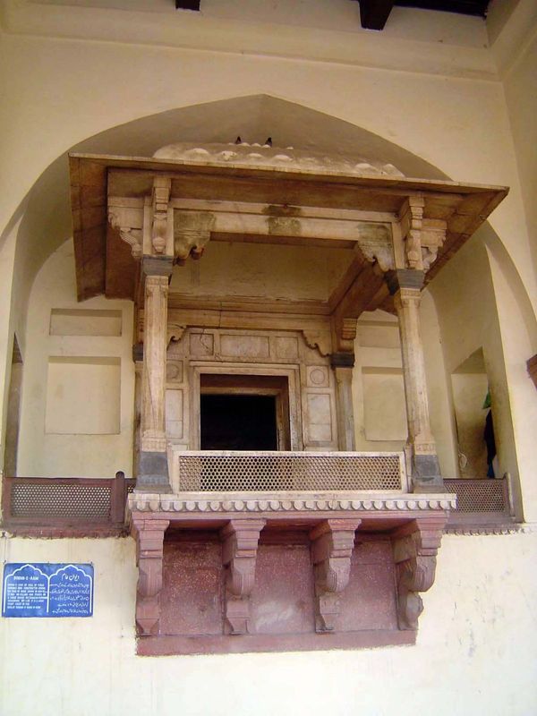 This daily appearance was derived from the Hindu practice of going to a temple to see and be seen by a god. Aurangzeb discontinued the pract