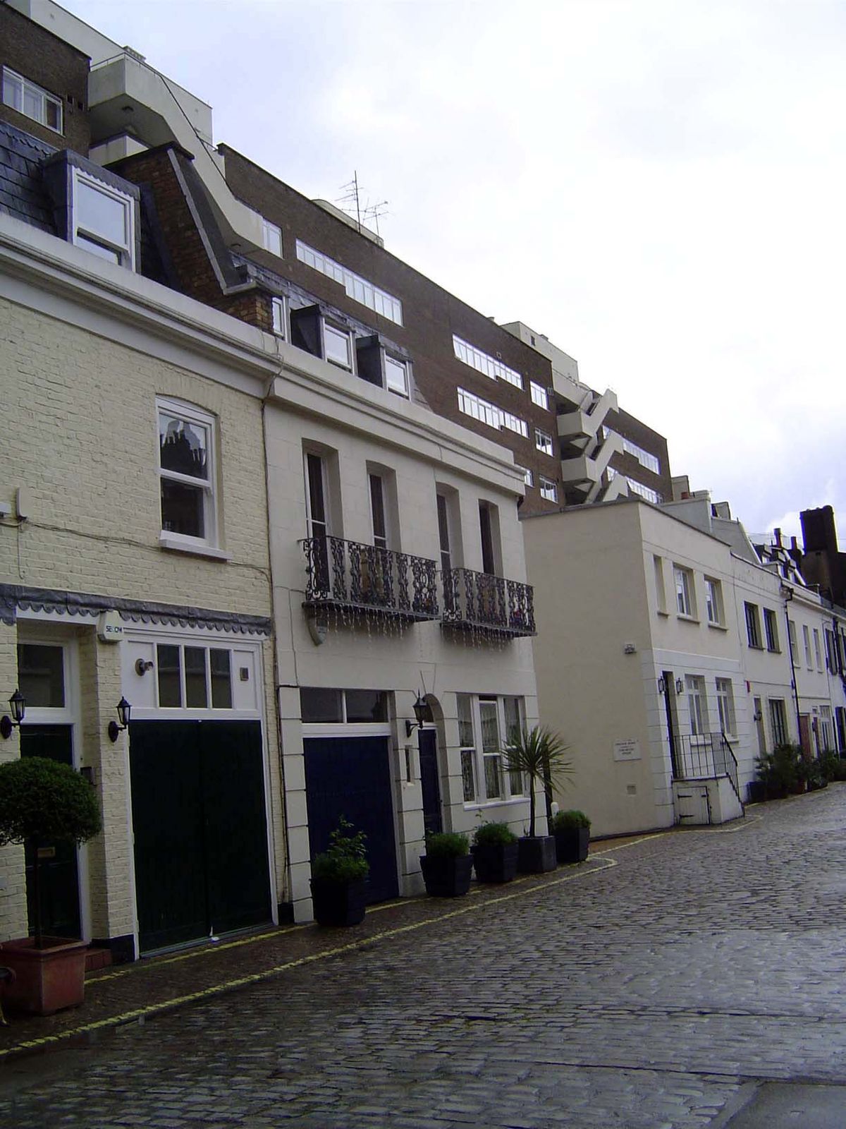 In this case, the houses on the exterior street have been replaced by an apartment building facing Gloucester Square.
